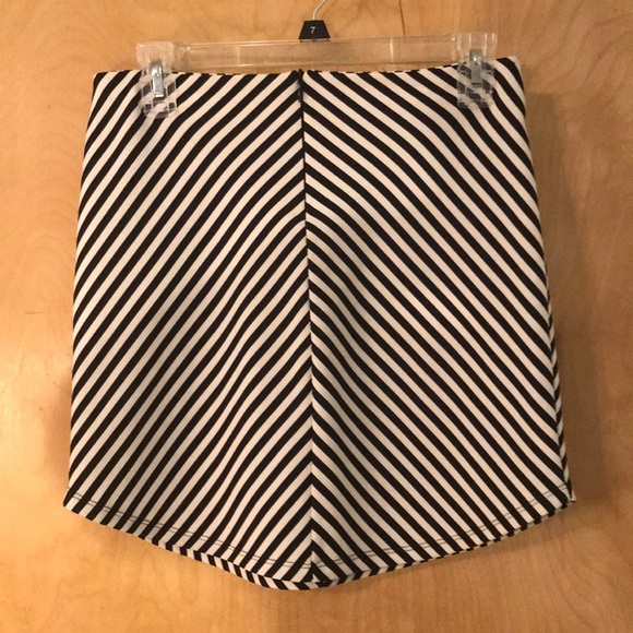 Black and White stripped skirt - Picture 2 of 3